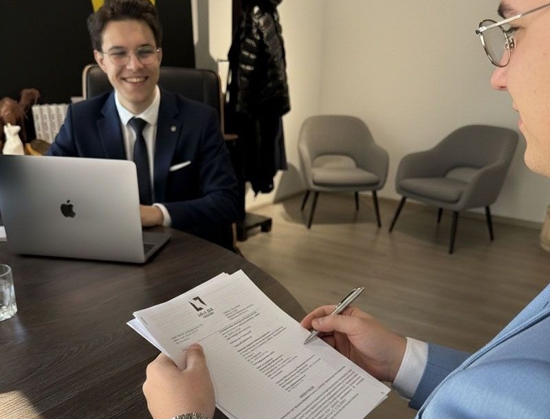 Плюси та мінуси штатного юриста